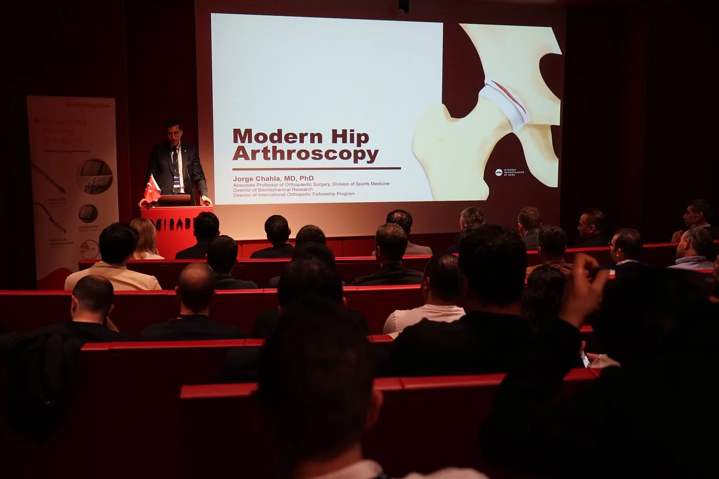 Acıbadem Ataşehir Hastanesi'ndeki kalça artroskopisi toplantısında "Modern Hip Arthroscopy" sunumu