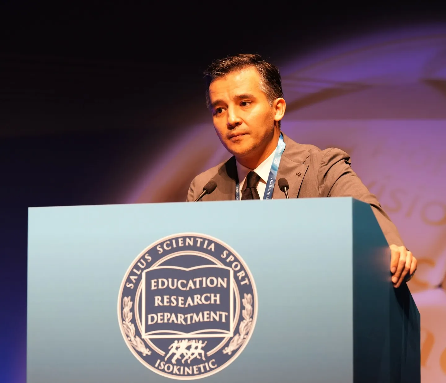 Prof. Dr. Safa Gürsoy Atina'daki Isokinetic Futbol Tıbbı Konferansı'nda kürsüde