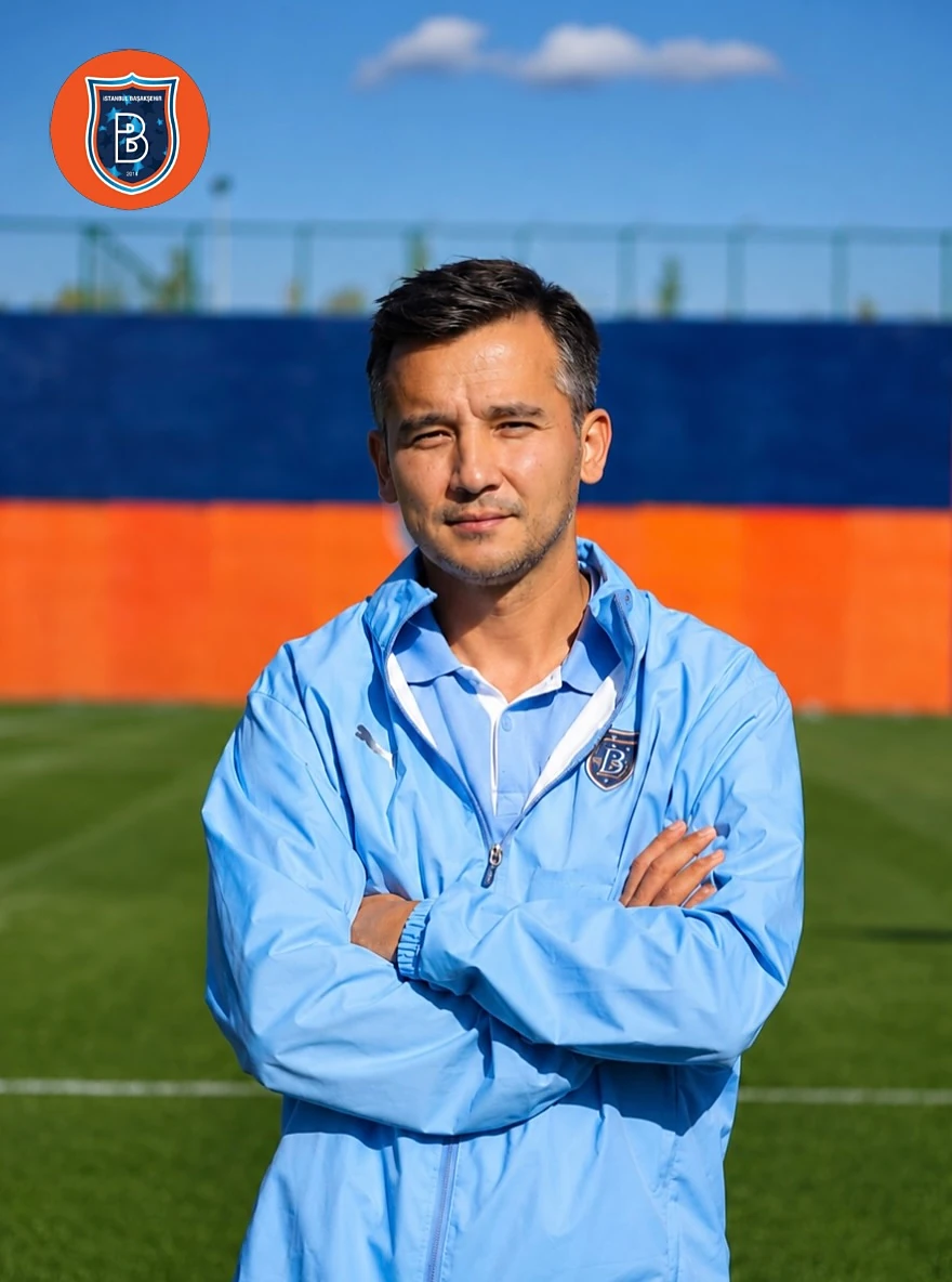 Prof. Dr. Safa Gürsoy, açık havada spor kulübü eşofmanıyla